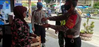 Sambangi Pasar Tradisional  Cibereum, TNI Polri dan Instansi Pemerintahan Kembali Bagikan Masker Gratis